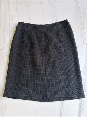 CHANEL Black Tweed Pencil Skirt with Subtle CC Emblem - fully-lined